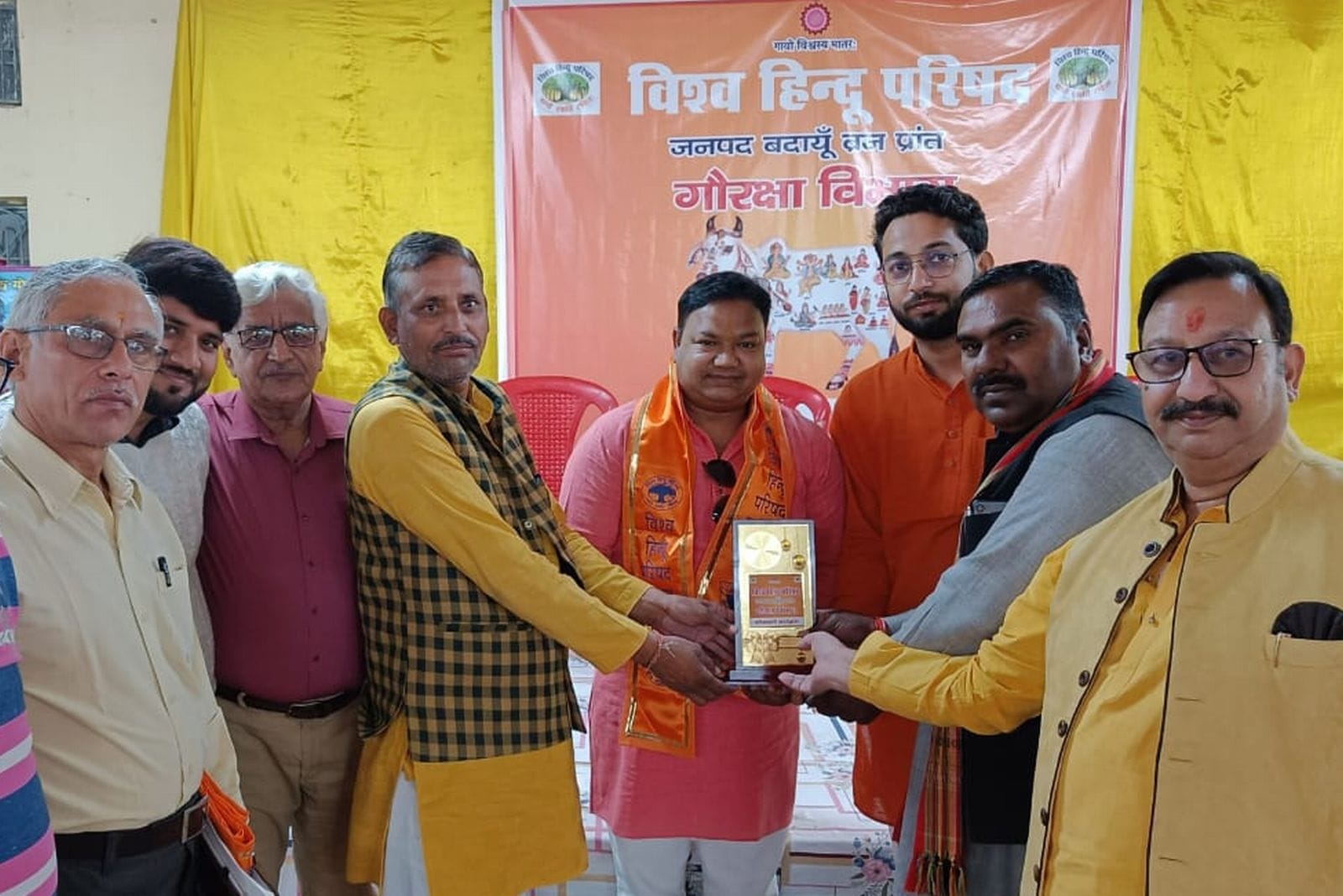 बांस बरोलिया आश्रम में गायों को गुड़ खिलाते वेदव्यास शर्मा। संवाद