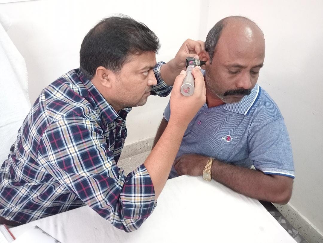 बस स्टेशन पर बस में चढ़ने के लिए खड़े यात्री।संवाद बस स्टेशन पर बस में चढ़ने के लिए खड़े यात्री।संवाद