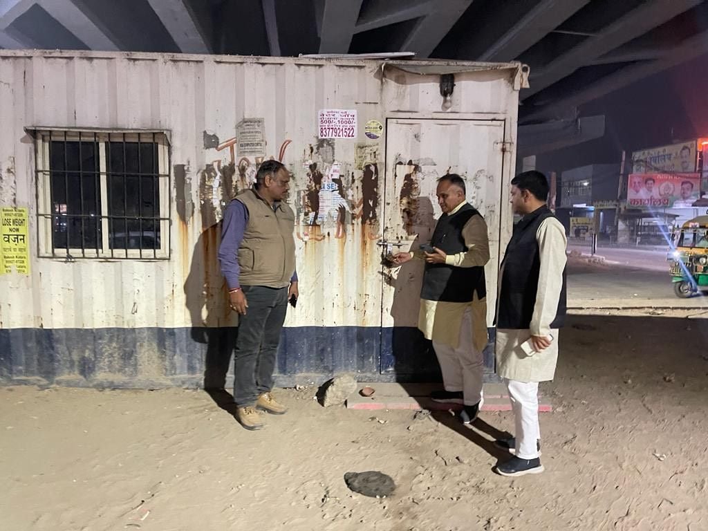 फोटो 31. सोनीपत में बने रैन बसेरे में व्यवस्था की जांच करते भाजपा के वरिष्ठ नेता राजीव जैन। स्र फोटो 31. सोनीपत में बने रैन बसेरे में व्यवस्था की जांच करते भाजपा के वरिष्ठ नेता राजीव जैन। स्र