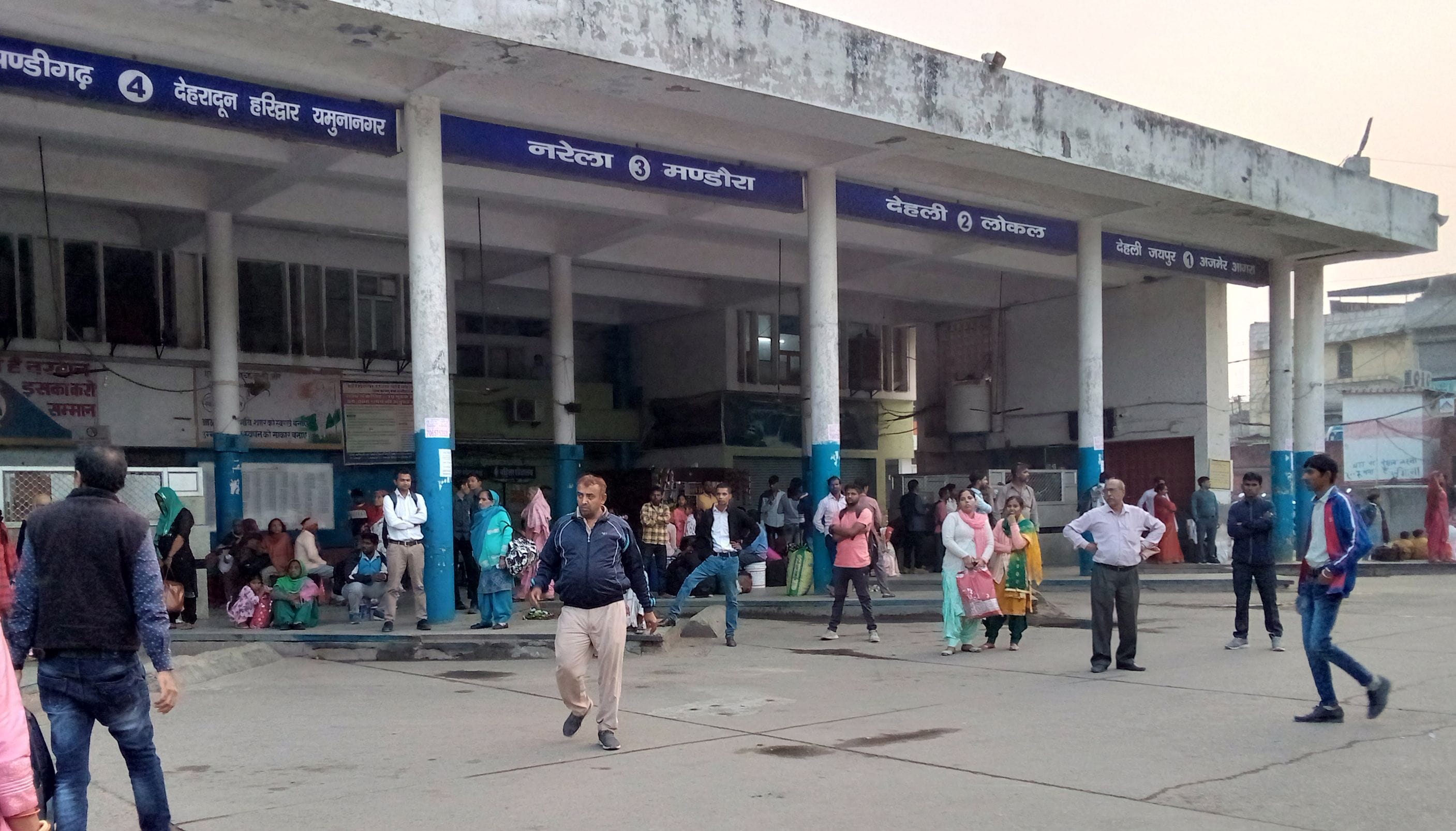 फोटो 48- सोनीपत के बस अड्डे पर बसों का इंतजार करते यात्री। संवाद