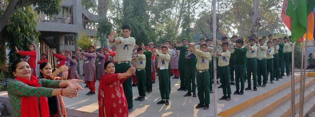 फिट इंडिया मूवमेंट के तहत मोगीनंद स्कूल में योगा गतिविधियां करते बच्चे। संवाद फिट इंडिया मूवमेंट के तहत मोगीनंद स्कूल में योगा गतिविधियां करते बच्चे। संवाद