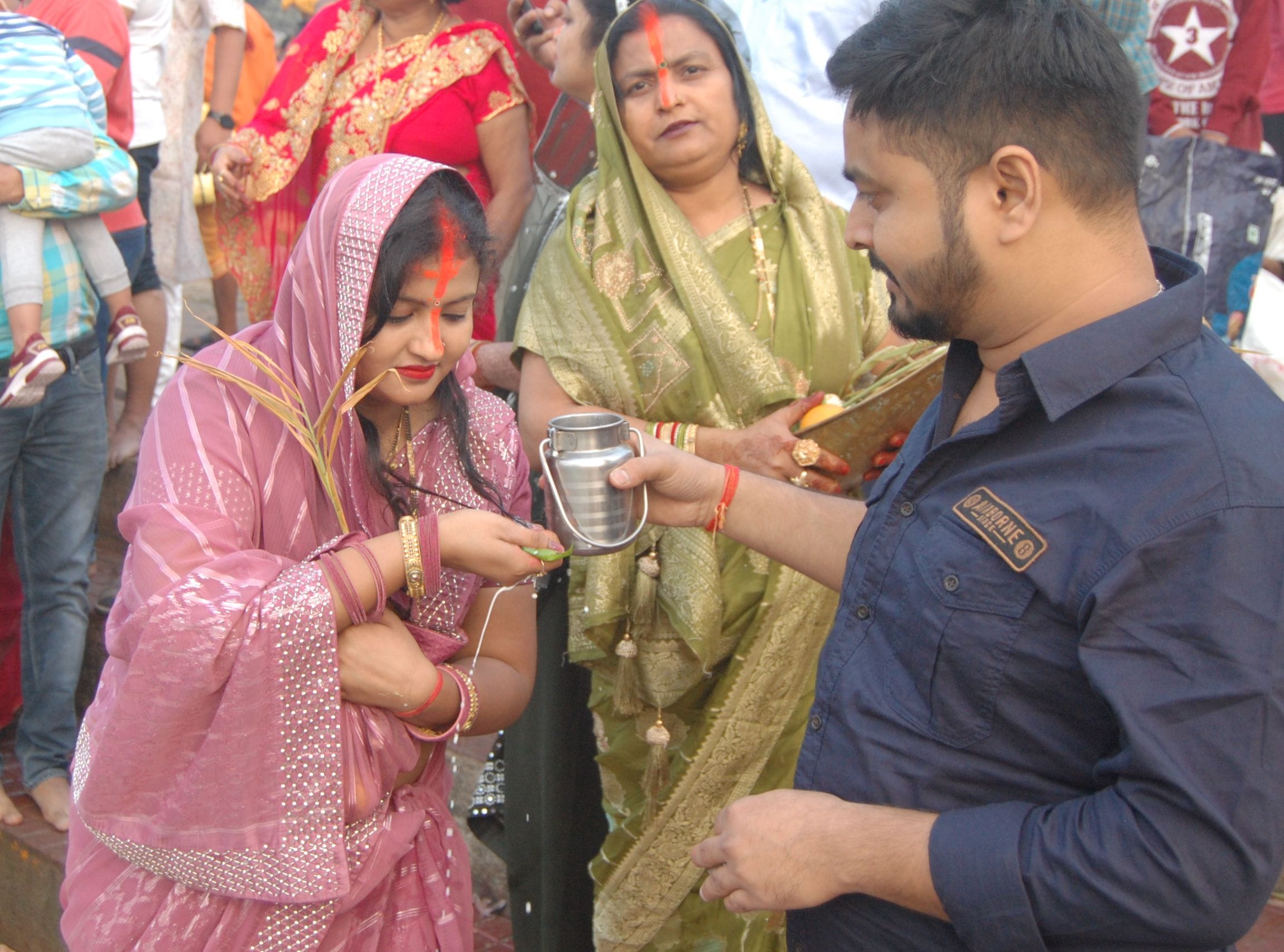 हनुमान मंदिर पोखरे पर  पूजन अर्चन करती  व्रती महिला।