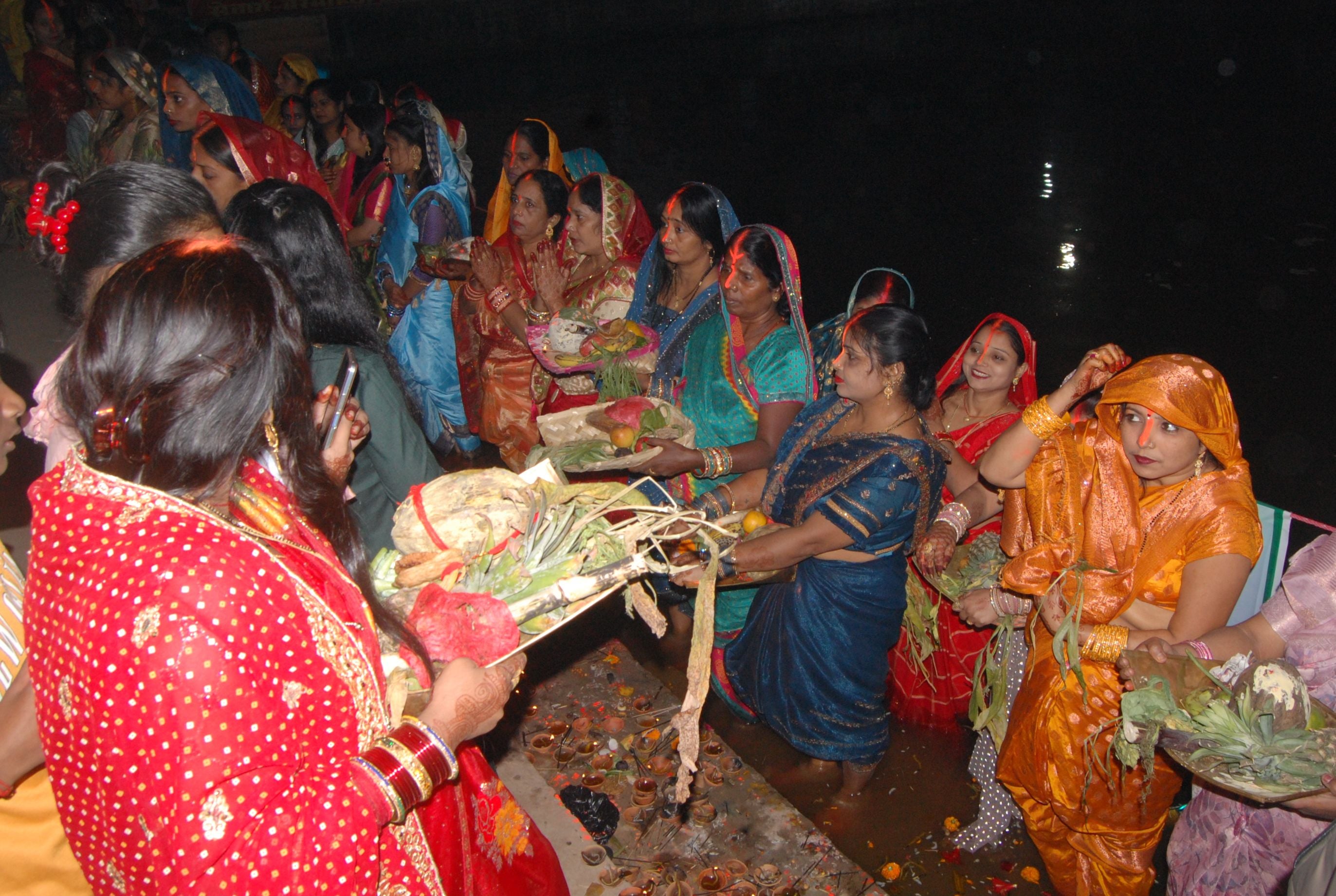 हनुमान मंदिर पोखरे पर  पूजन अर्चन करती  व्रती महिला।
