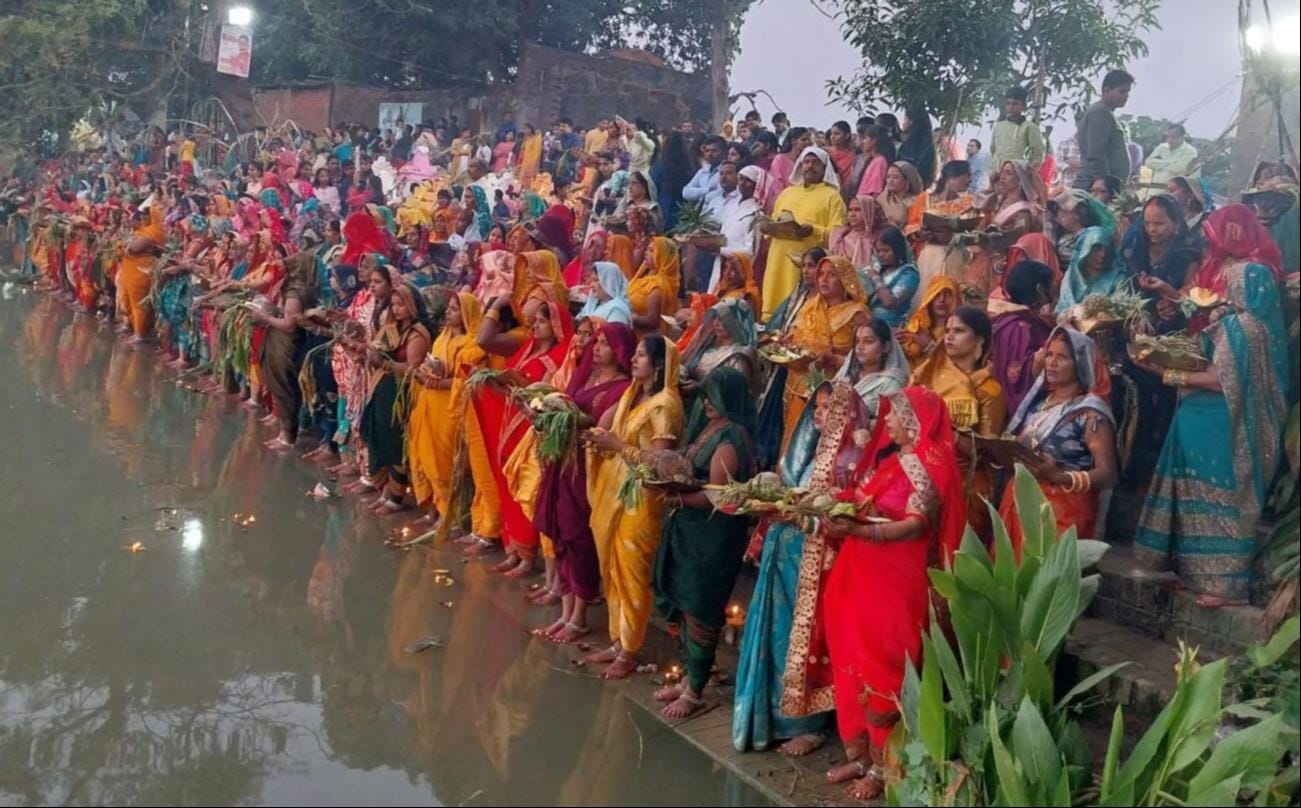 हनुमान मंदिर पोखरे पर  पूजन अर्चन करती  व्रती महिला।