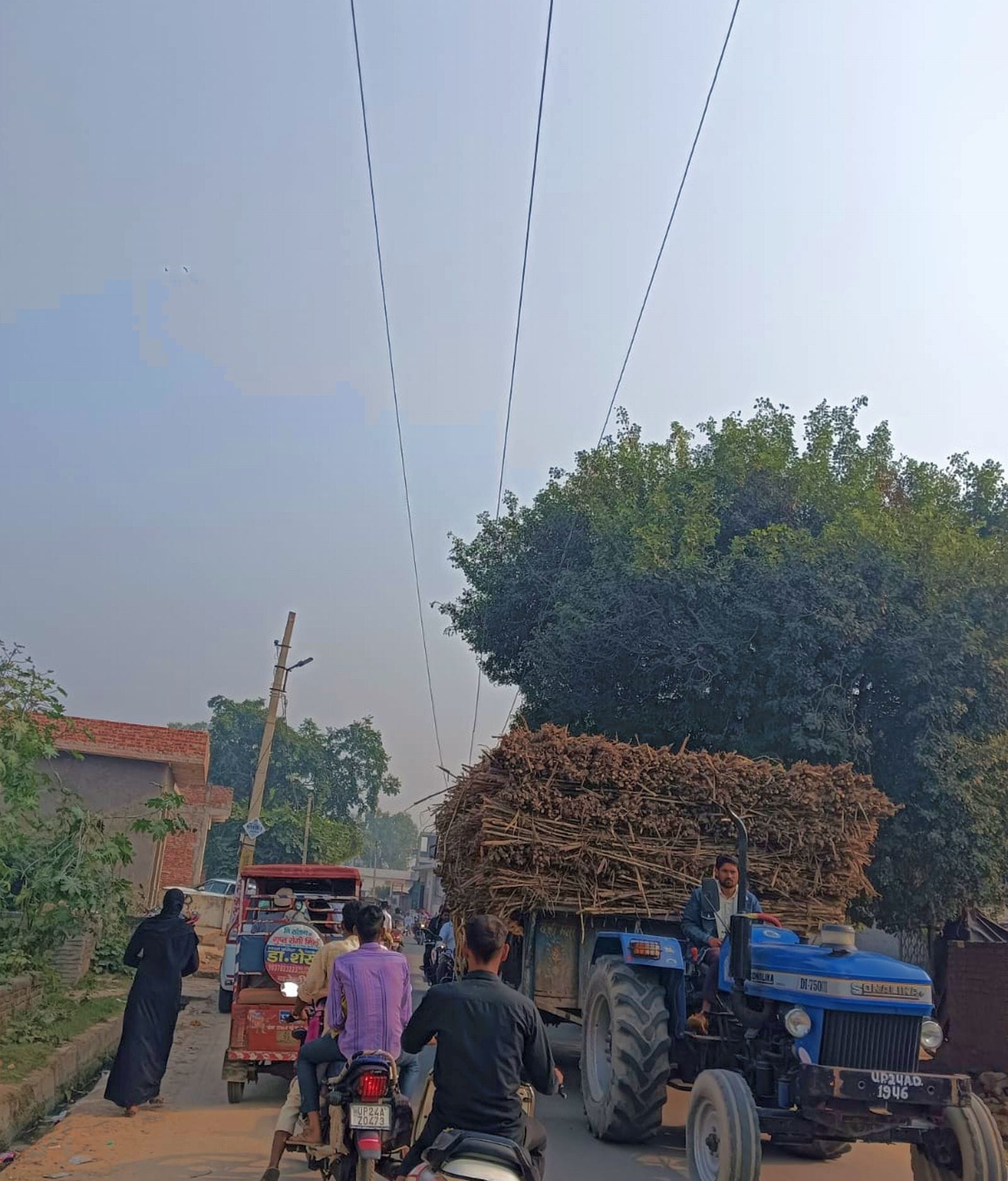 इस्लामनगर कस्बे में कंभे पर बिजली के तारों की जर्जर हालत। संवाद