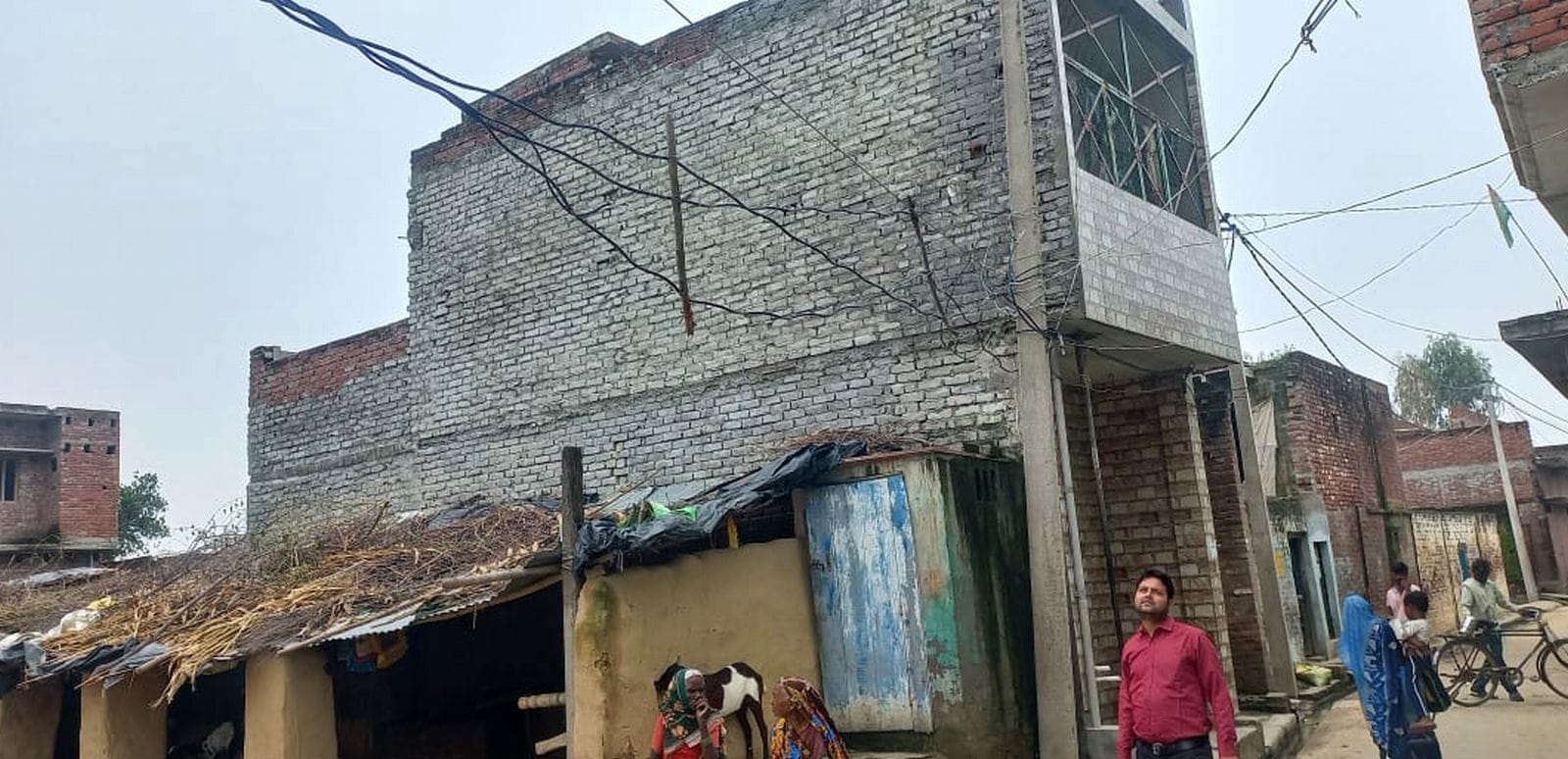 इस्लामनगर कस्बे में कंभे पर बिजली के तारों की जर्जर हालत। संवाद