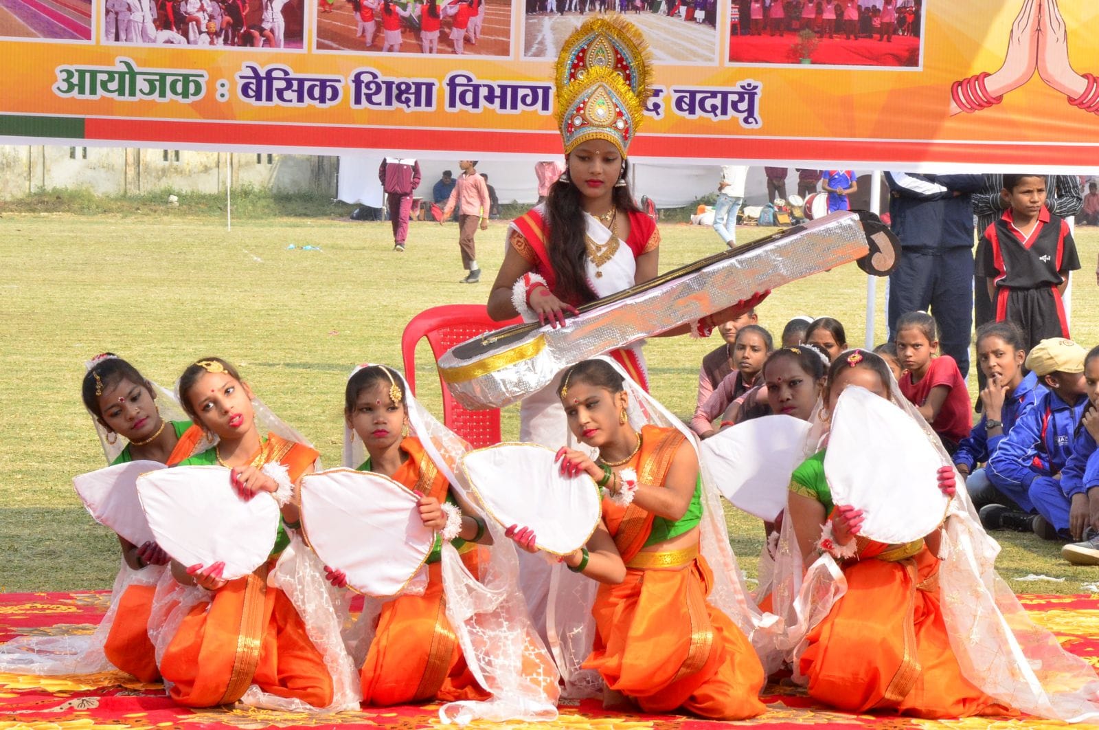 खेलकूद प्रतियोगिता के शुभारंभ पर सांस्कृतिक कार्यक्रम प्रस्तुत करतीं बालिकाएं। संवाद