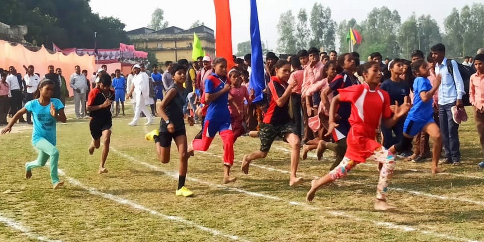 खेलकूद प्रतियोगिता के शुभारंभ पर सांस्कृतिक कार्यक्रम प्रस्तुत करतीं बालिकाएं। संवाद