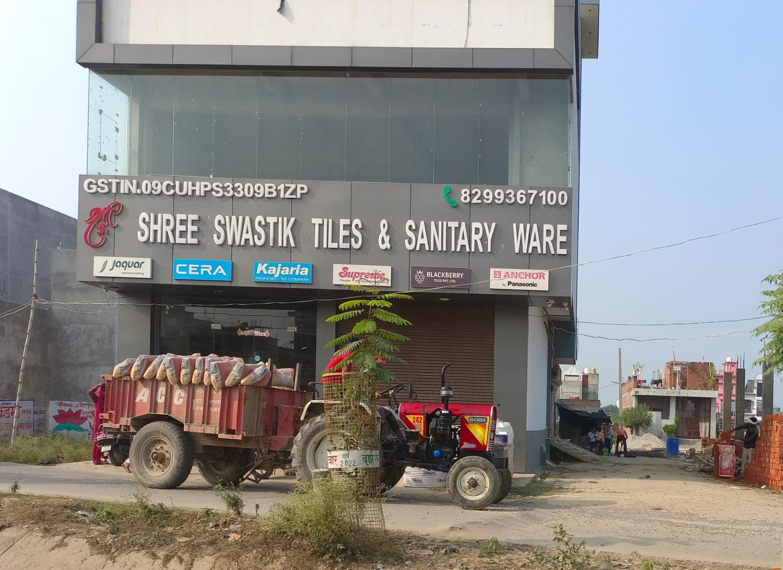 नहर पटरी पर निकलते मालवाहक वाहन  स्रोत:संवाद