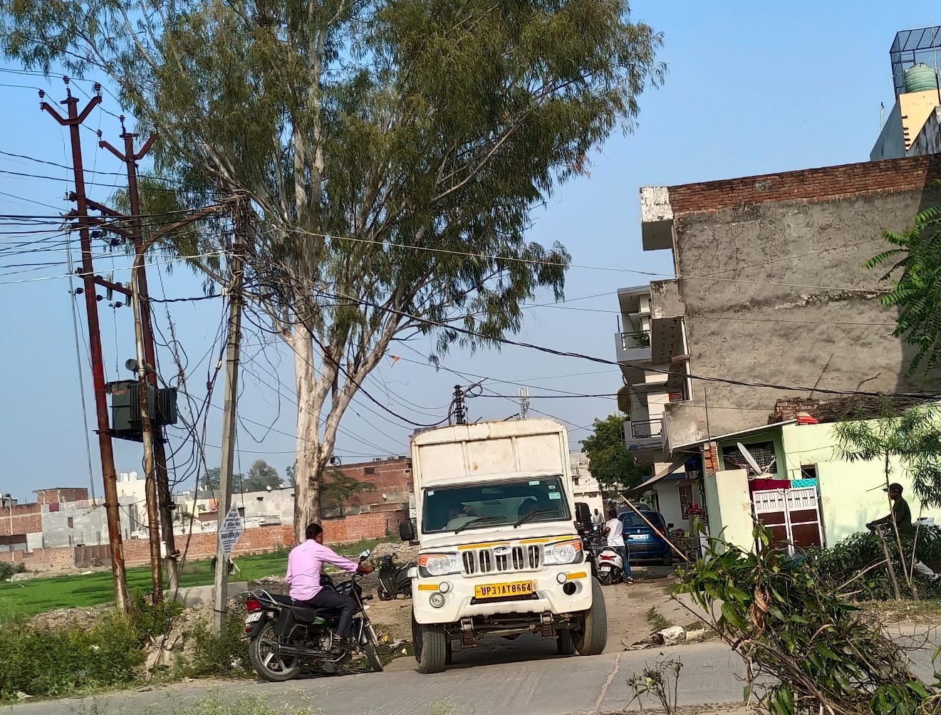 नहर पटरी पर निकलते मालवाहक वाहन  स्रोत:संवाद