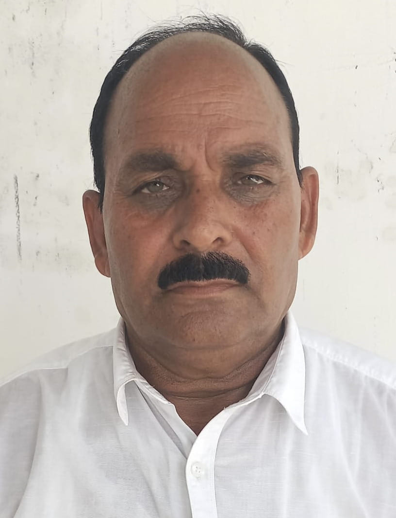 रेलवे कालोनी से महुआर जाने वाली रोड पर बहता घरों से निकली नलियों का पानी। संवाद