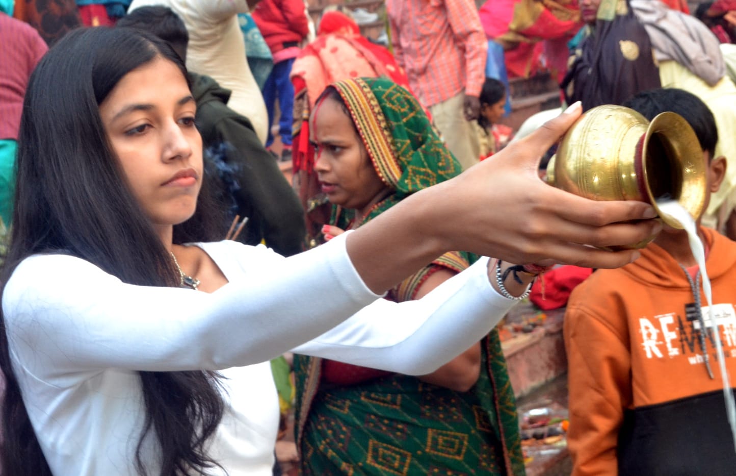 शामली हनुमान धाम पर छठ  महापर्व पर सूर्य भगवान का जला का अर्घ्य   अर्पित करती   महिला
