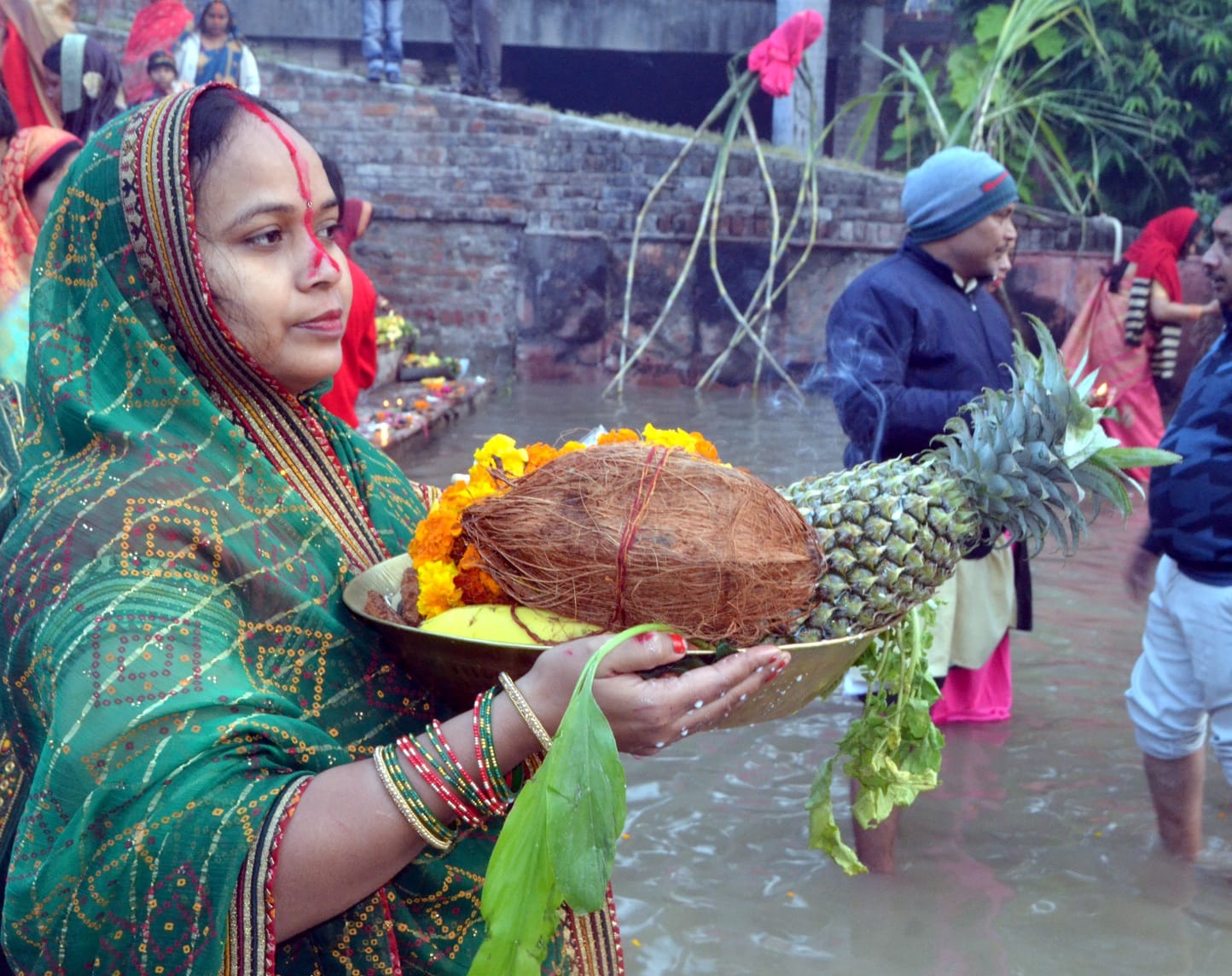 शामली हनुमान धाम पर छठ  महापर्व पर सूर्य भगवान का जला का अर्घ्य   अर्पित करती   महिला