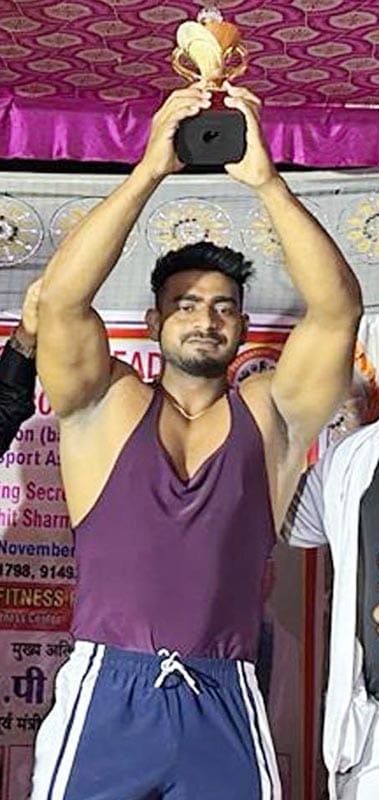 उझानी में डेड लिफ्ट चैपियनशिप में मुख्य अतिथि डीपी यादव को सम्मानित करते आयोजक। स्रोत- आयोजक