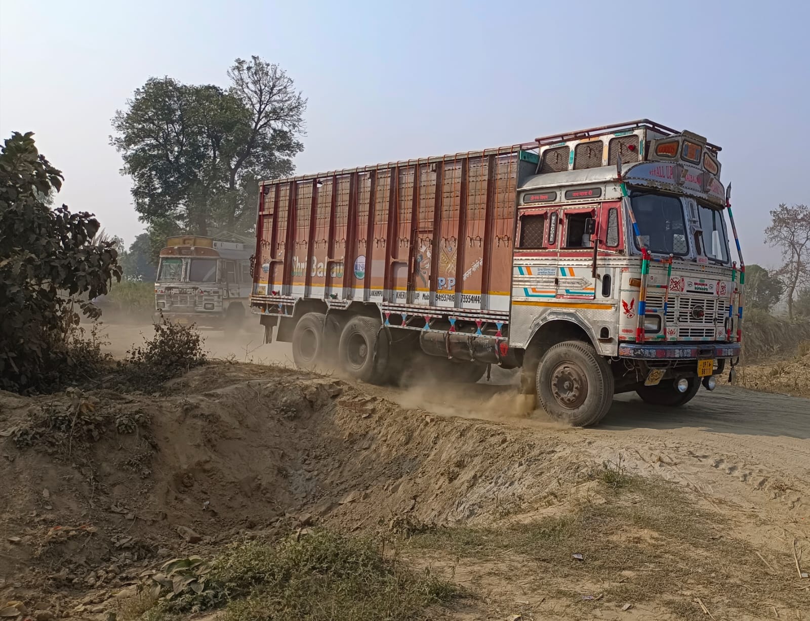 जल भवन के सामने छोटेे वाहनों के  लिए  निर्धारित मार्ग पर गुजरते बड़े वाहन