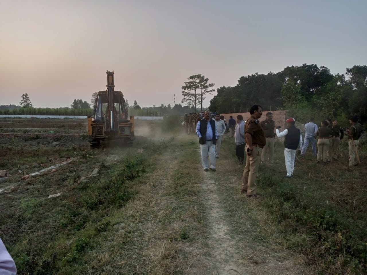 कॉलोनी में निर्माण तोड़ती जेसीबी । संवाद