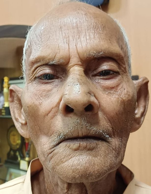 नगर निगम में संभव के तहत हो रही जनसुनवाई में नगर आयुक्त को शिकायती पत्र देती महिला। स्रोत संवाद