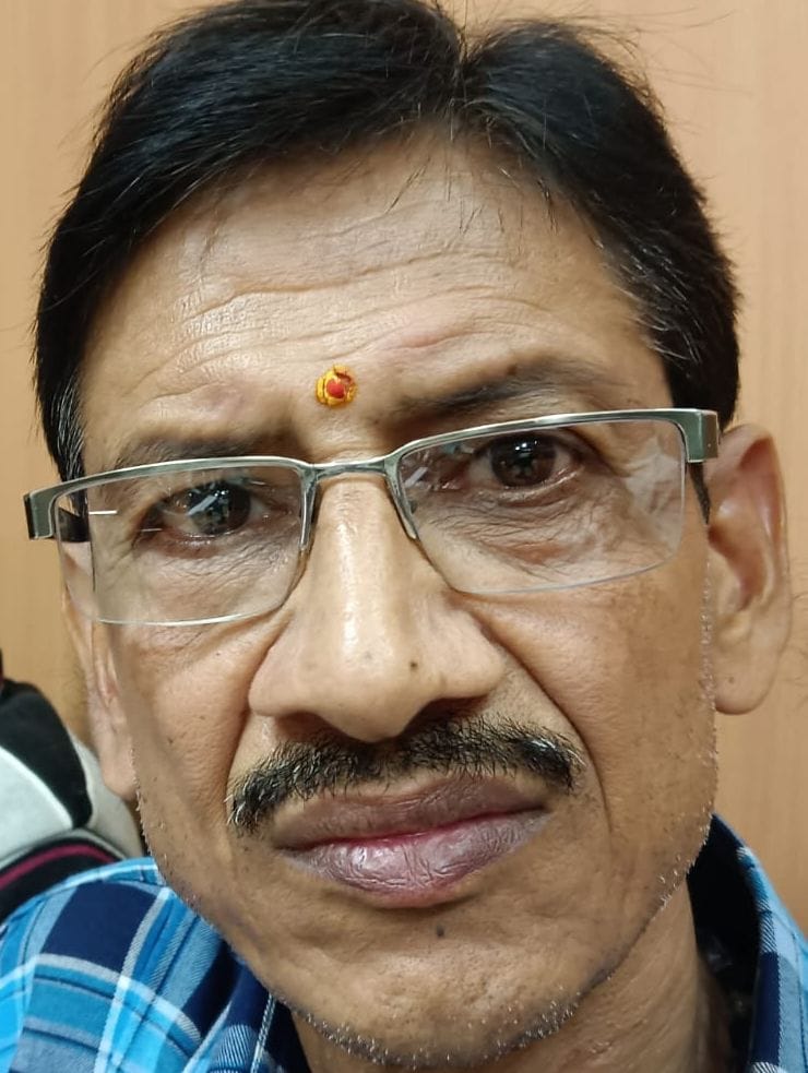 नगर निगम में संभव के तहत हो रही जनसुनवाई में नगर आयुक्त को शिकायती पत्र देती महिला। स्रोत संवाद