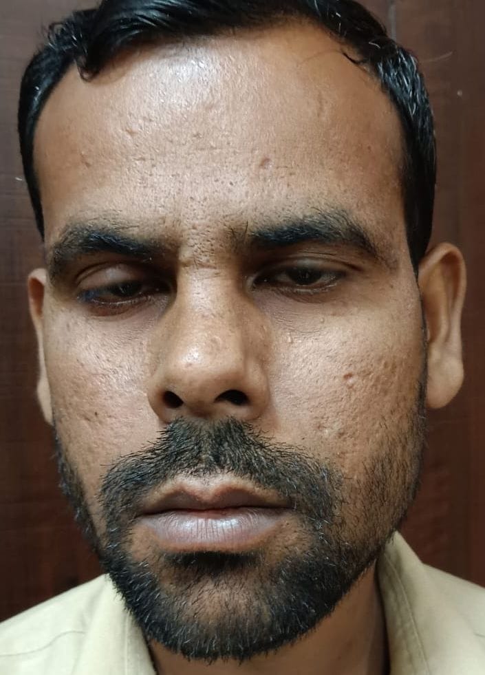 नगर निगम में संभव के तहत हो रही जनसुनवाई में नगर आयुक्त को शिकायती पत्र देती महिला। स्रोत संवाद