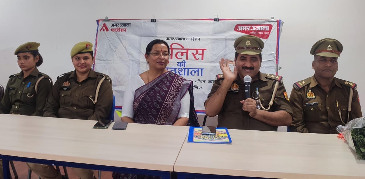 पुलिस पाठशाला में अधिकारियों से प्रश्न पूछती छात्रा रिचा कुमारी। संवाद पुलिस पाठशाला में अधिकारियों से प्रश्न पूछती छात्रा रिचा कुमारी। संवाद
