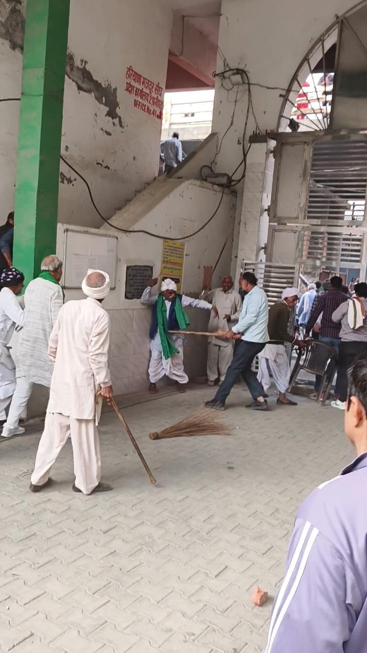 सूरजभान रावल कुर्सी उठाकर मारने का प्रयास करते हुए