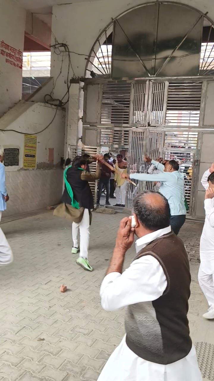 सूरजभान रावल कुर्सी उठाकर मारने का प्रयास करते हुए