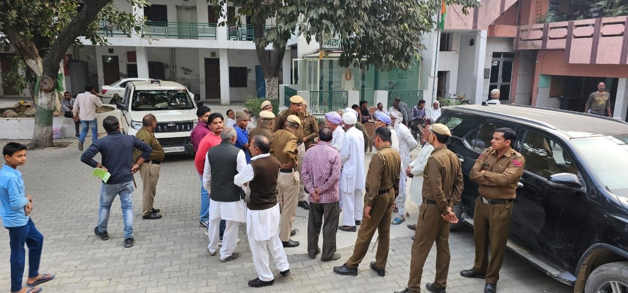 सूरजभान रावल कुर्सी उठाकर मारने का प्रयास करते हुए