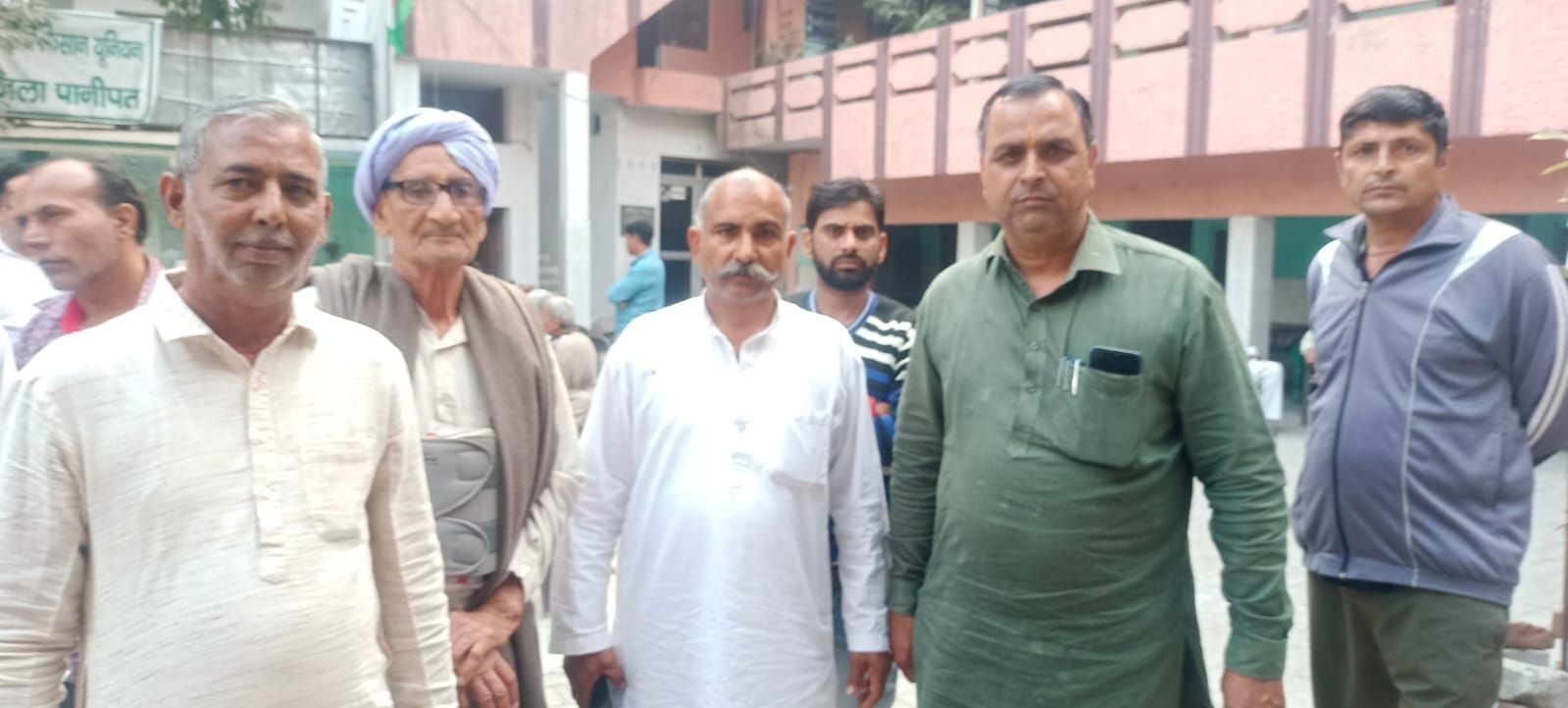 सूरजभान रावल कुर्सी उठाकर मारने का प्रयास करते हुए