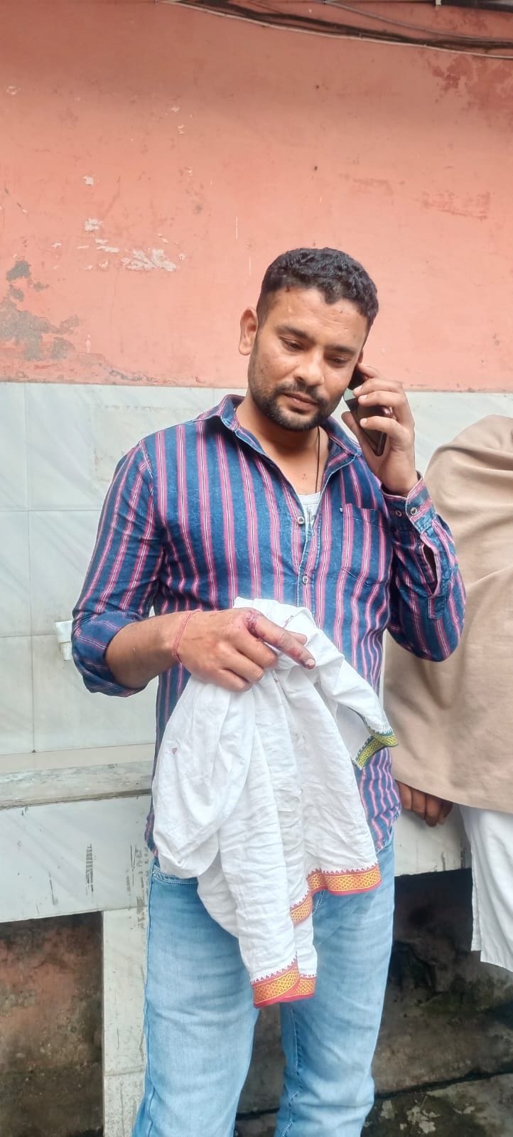 सूरजभान रावल कुर्सी उठाकर मारने का प्रयास करते हुए