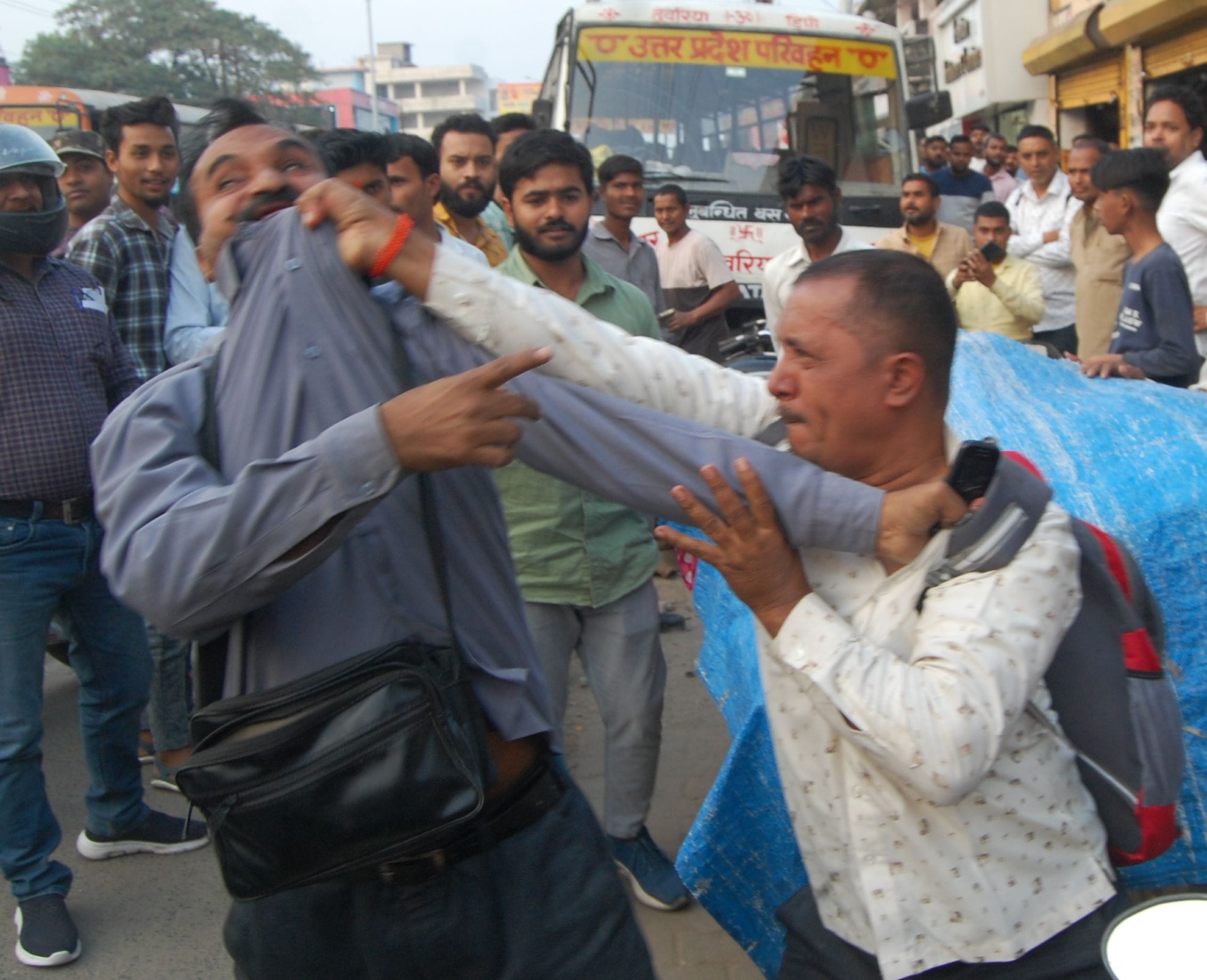 सिविल लाइंस रोड पर जिला पंचायत के दक्षिणी गेट पर अनियंत्रित बस बाइक पर चढी बाल बाल बचे लोग।