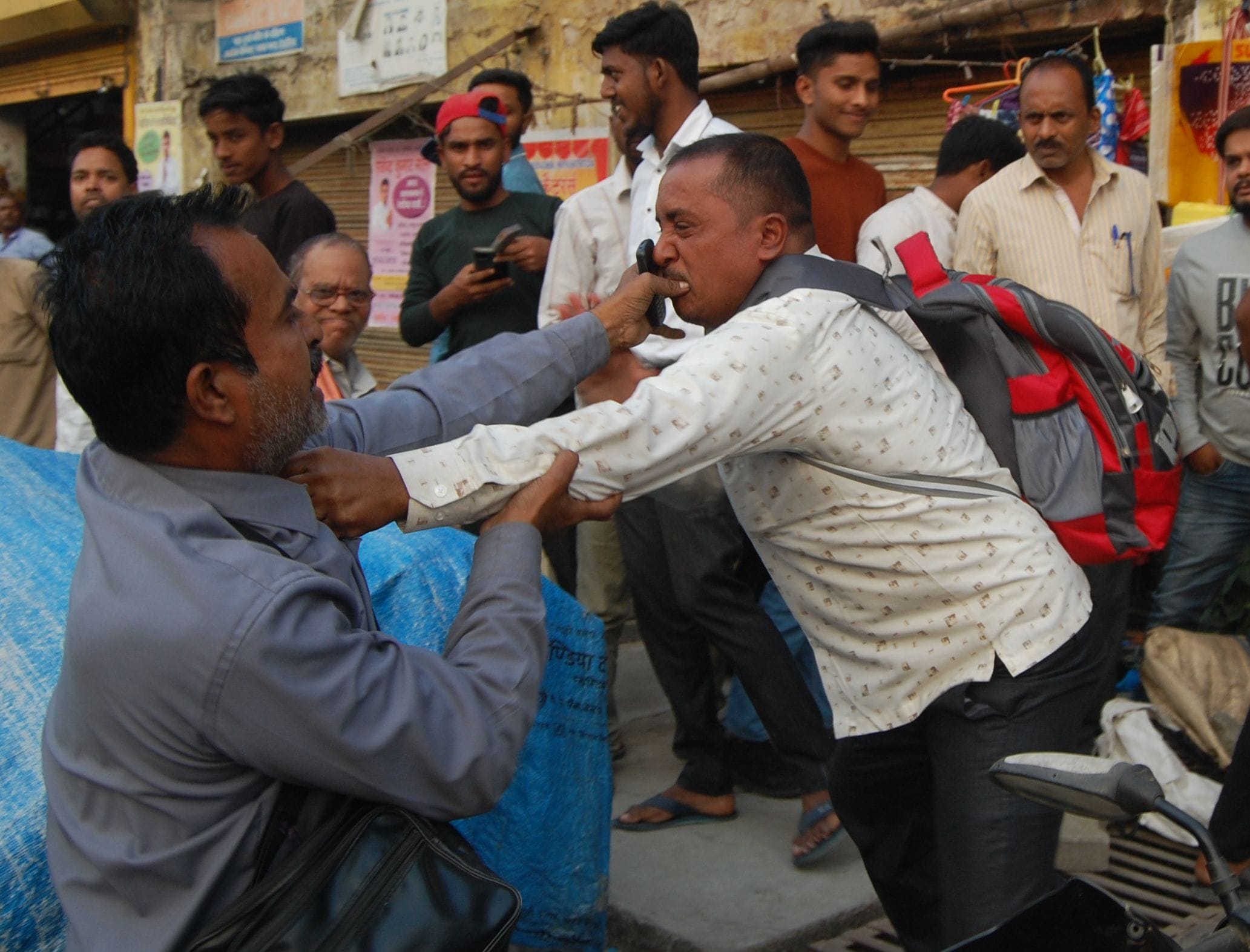 सिविल लाइंस रोड पर जिला पंचायत के दक्षिणी गेट पर अनियंत्रित बस बाइक पर चढी बाल बाल बचे लोग।