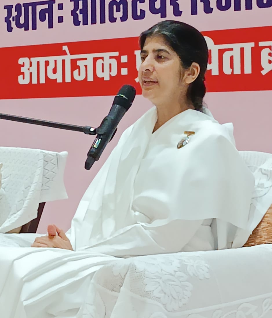 शहर के सॉलिटेयर रिजॉर्ट पर आयोजित कार्यक्रम में मौजूद लोग । संवाद