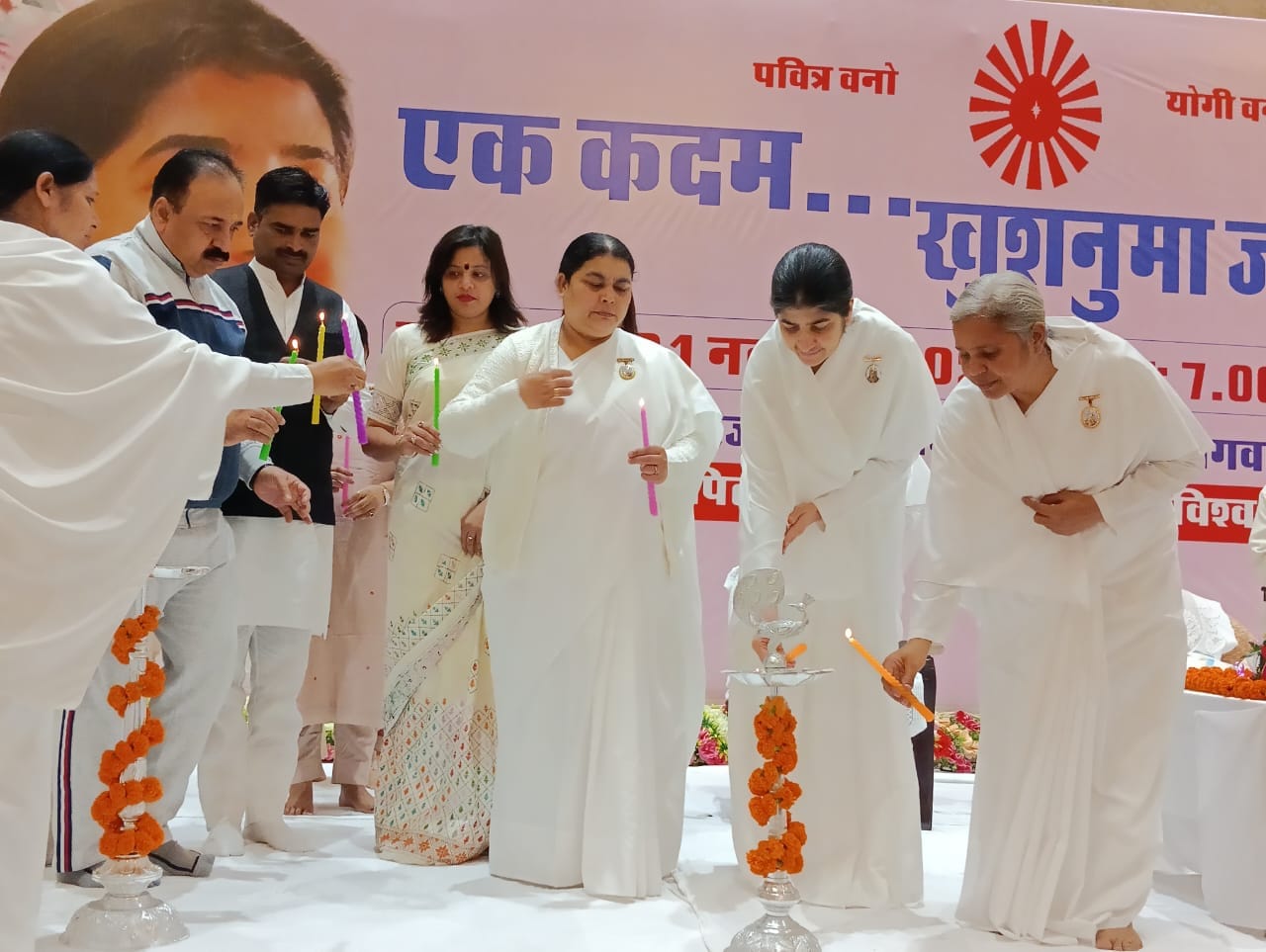 शहर के सॉलिटेयर रिजॉर्ट पर आयोजित कार्यक्रम में मौजूद लोग । संवाद