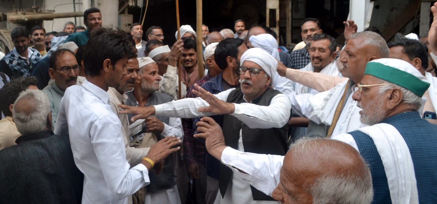 शामली शुगर मिल में किसानो के धरने पर बोलते जितेंद्र निर्वाल शामली शुगर मिल में किसानो के धरने पर बोलते जितेंद्र निर्वाल