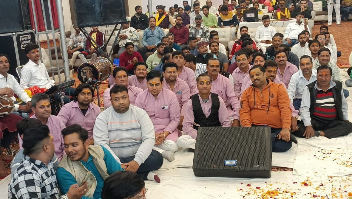 शामली टंकी रोड पर आयोजित खाटू श्याम जागरण में सजा खाटूश्याम का दरबार