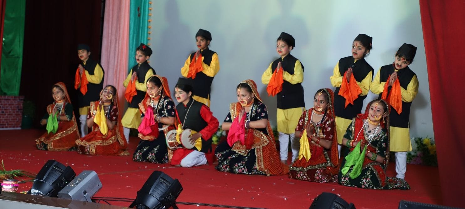 फोटो- 23 एएलएम 8 पी- रानीखेत के आर्मी पब्लिक स्कूल में वार्षिकोत्सव पर सांस्कृतिक कार्यक्रम की
