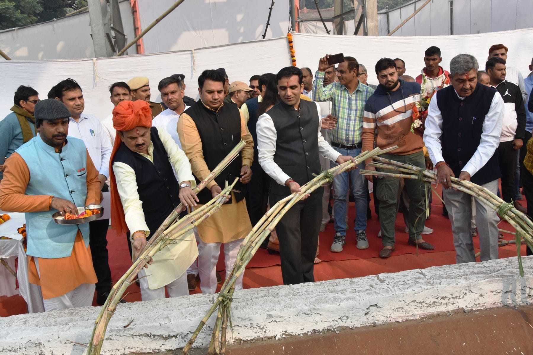 फोटो 26. सोनीपत के सहकारी चीनी मिल में पेराई सत्र के शुभारंभ पर कैन मशीन में गन्ना डालते मुख्या फोटो 26. सोनीपत के सहकारी चीनी मिल में पेराई सत्र के शुभारंभ पर कैन मशीन में गन्ना डालते मुख्या