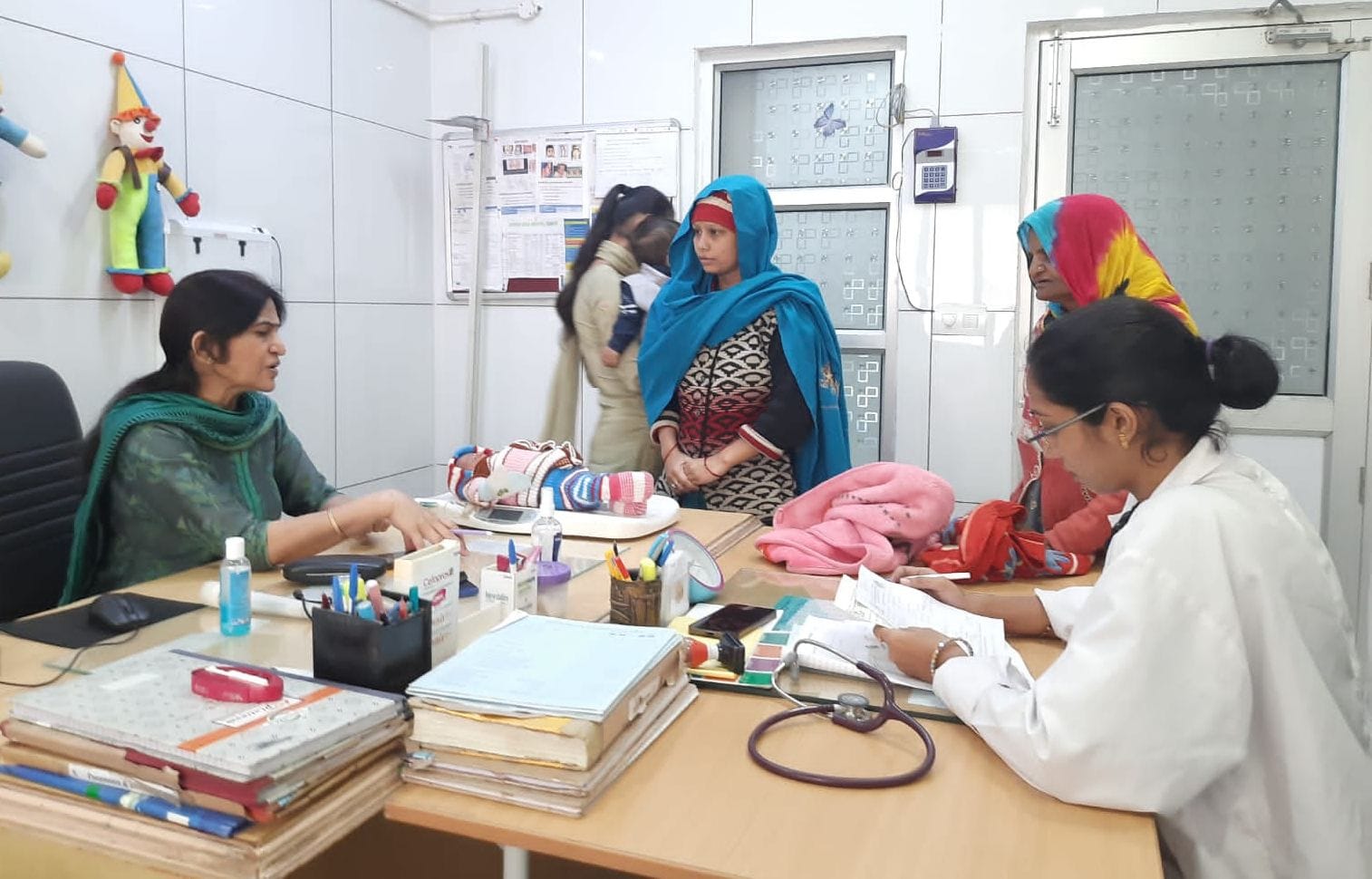 फोटो 30. सोनीपत के नागरिक अस्पताल में बीमार बच्चोंका उपचार करती बाल रोग विशेषज्ञ डाॅ. अलंकृता ग फोटो 30. सोनीपत के नागरिक अस्पताल में बीमार बच्चोंका उपचार करती बाल रोग विशेषज्ञ डाॅ. अलंकृता ग