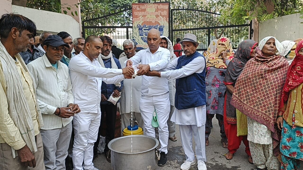 फोटो 31. सोनीपत के लघु सचिवालय के गेट पर अधिकारियों के लिए चाय बनाते जुआं के ग्रामीण। संवाद