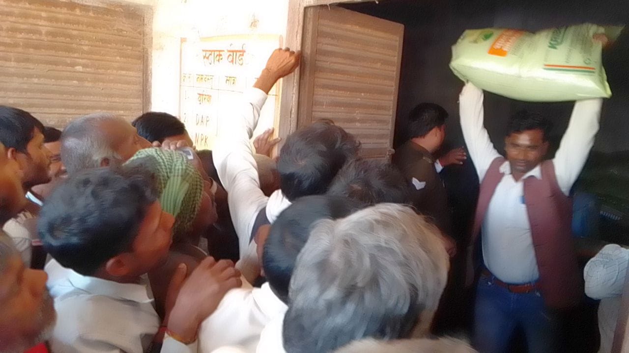 कलान क्षेत्र में डीएपी खाद के लिए लगी किसानों की भीड़। स्रोत जागरुक पाठक कलान क्षेत्र में डीएपी खाद के लिए लगी किसानों की भीड़। स्रोत जागरुक पाठक