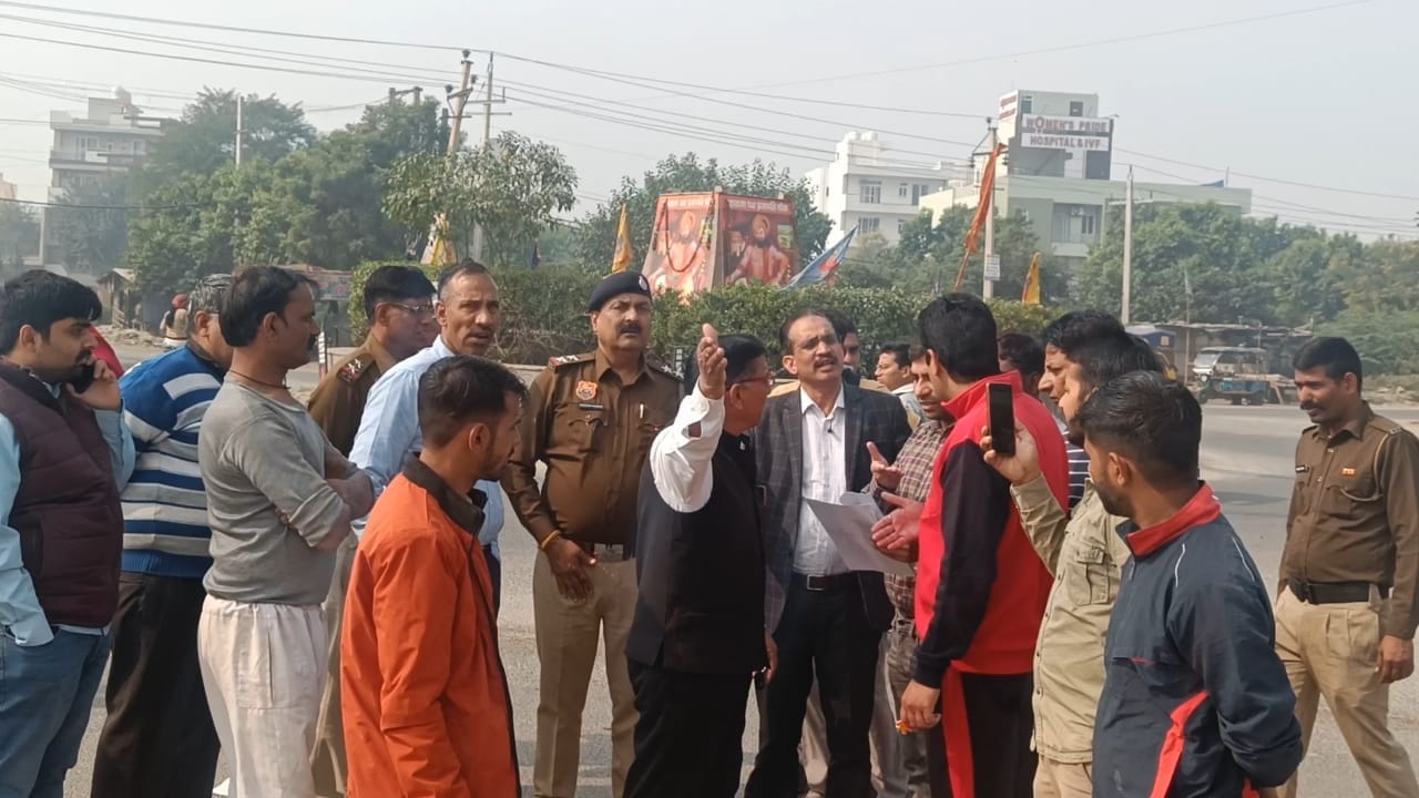 रेवाड़ी के जेसीबी के माध्यम से अवैध हिस्से को ध्वस्त करते हुए। संवाद रेवाड़ी के जेसीबी के माध्यम से अवैध हिस्से को ध्वस्त करते हुए। संवाद