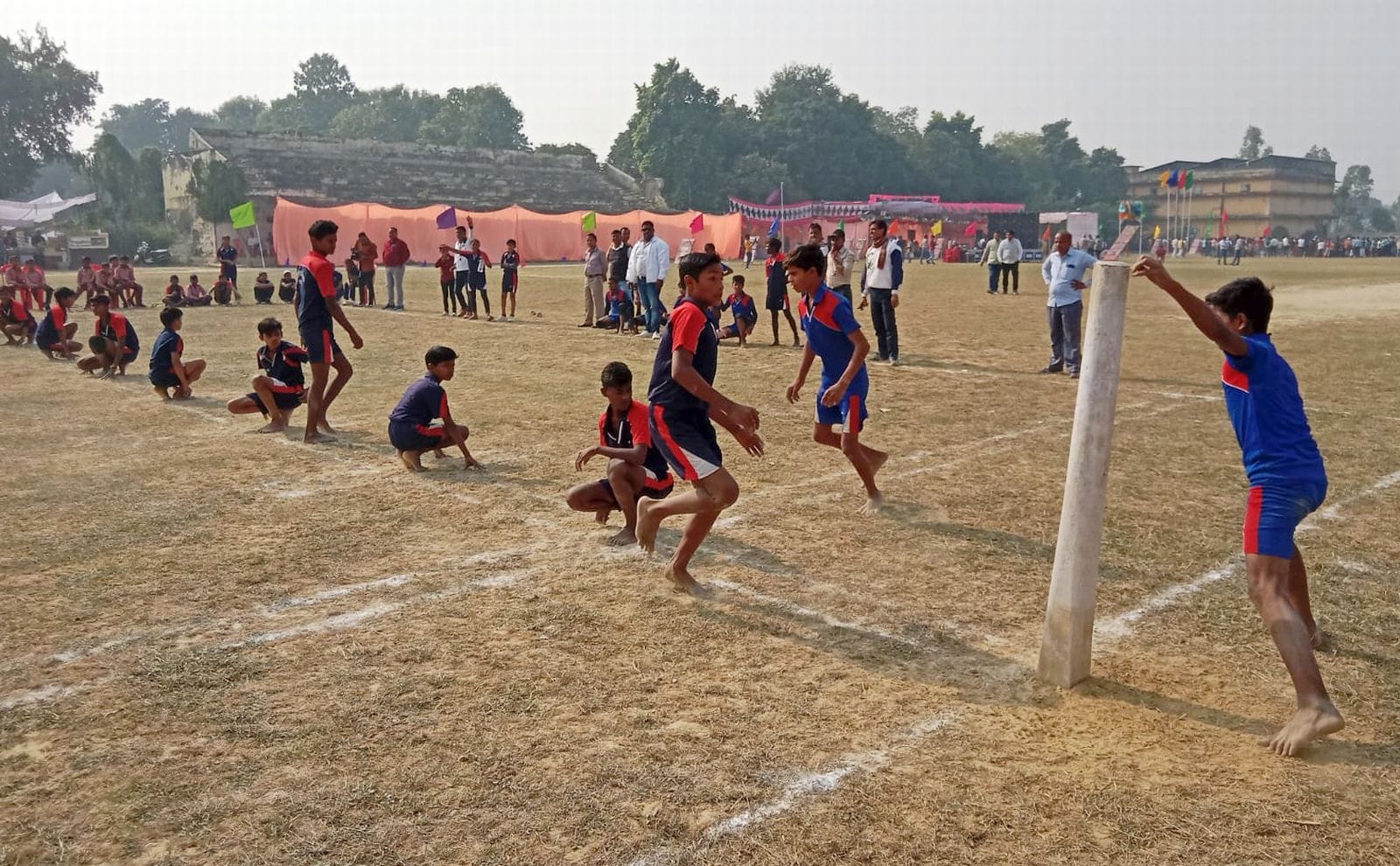 स्पोटर्स स्टेडियम में खेलकूद प्रतियोगिता में ऊंची कूद में हिस्सा लेते छात्र। संवाद स्पोटर्स स्टेडियम में खेलकूद प्रतियोगिता में ऊंची कूद में हिस्सा लेते छात्र। संवाद