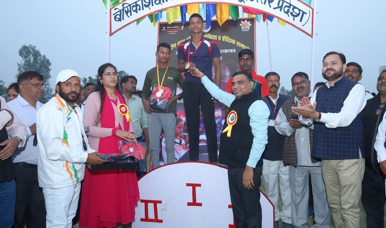 स्पोटर्स स्टेडियम में खेलकूद प्रतियोगिता में ऊंची कूद में हिस्सा लेते छात्र। संवाद स्पोटर्स स्टेडियम में खेलकूद प्रतियोगिता में ऊंची कूद में हिस्सा लेते छात्र। संवाद