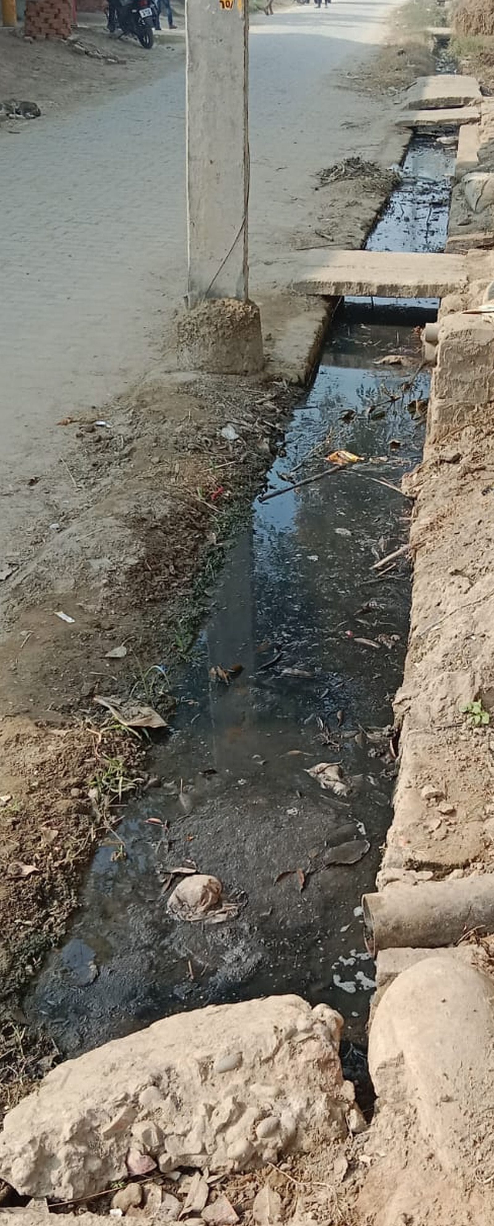 सतेंद्र सिंह (डेंगू की खबर के साथ ग्रामीण से बात )