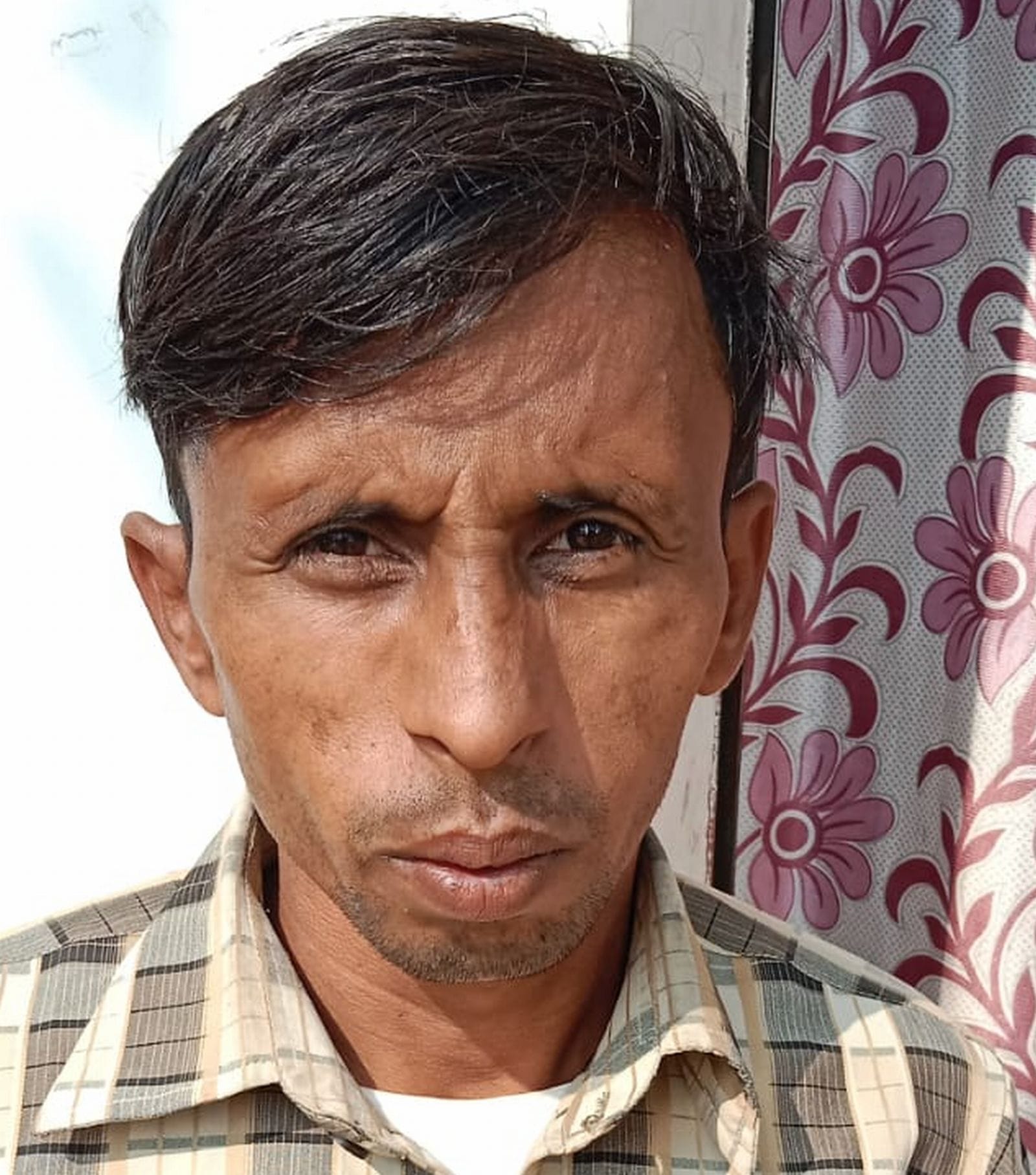 सतेंद्र सिंह (डेंगू की खबर के साथ ग्रामीण से बात )