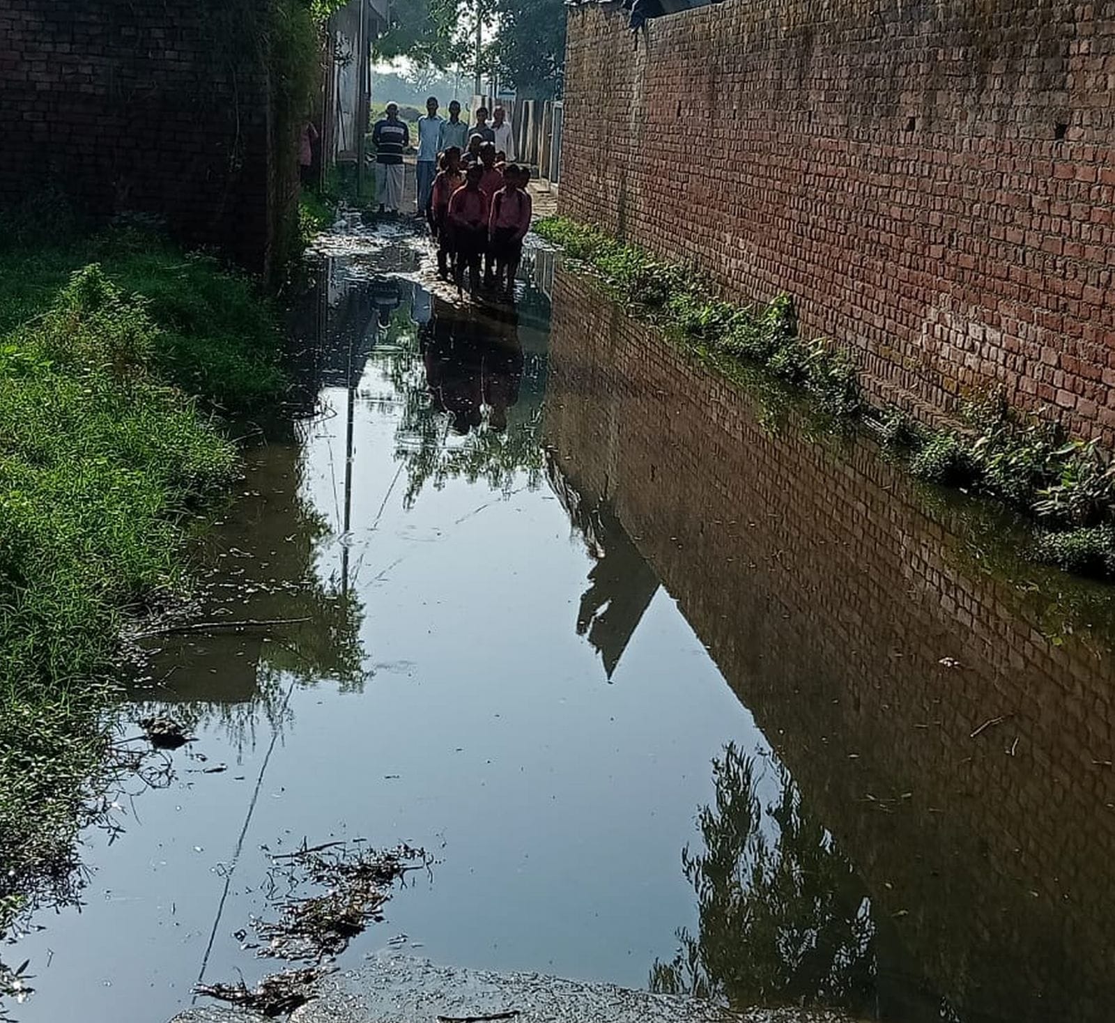 सतेंद्र सिंह (डेंगू की खबर के साथ ग्रामीण से बात )