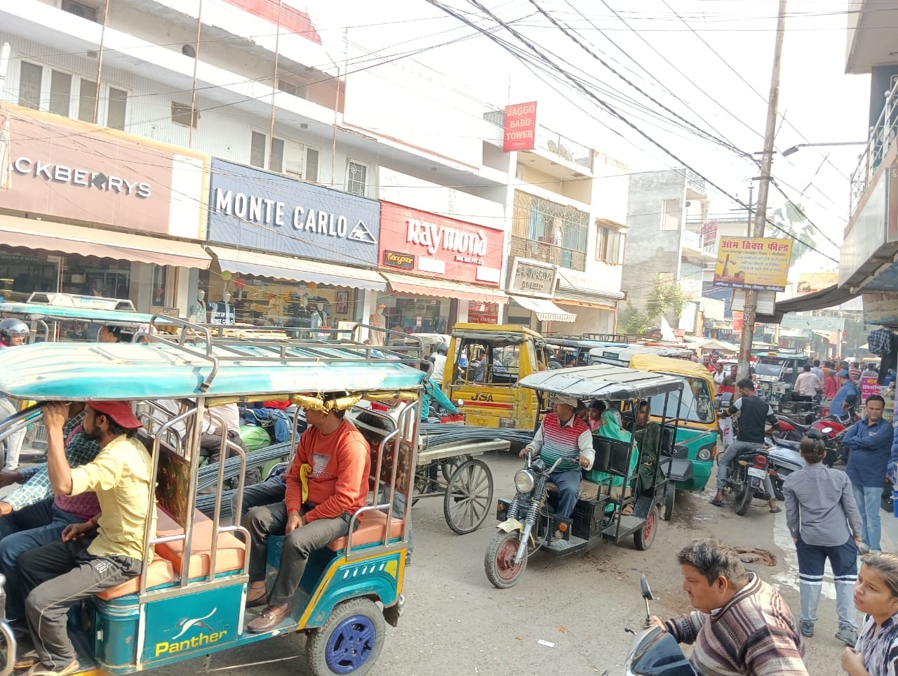 असम चौराहे पर लगी जाम । संवाद