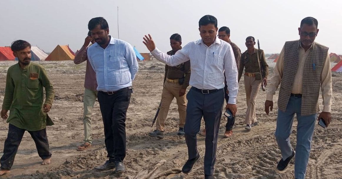 गंगा के किनारे रेत पर बसा तंबुओं का शहर। स्रोत जागरुक पाठक