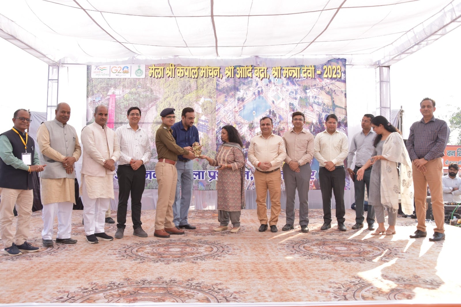 कार्यक्रम की विजेता प्रतिभागियों को सम्मानित करती आयुक्त रेेणू एस फुलिया व अन्य अधिकारी। डीआईप