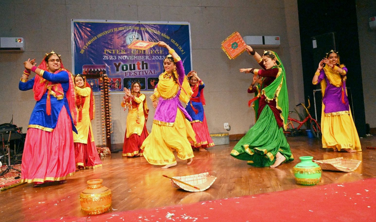 नौणी विवि में आयोजित  9वें वार्षिक इंटर कॉलेज युवा महोत्सव में सांस्कृतिक प्रस्तुति देते विद्या